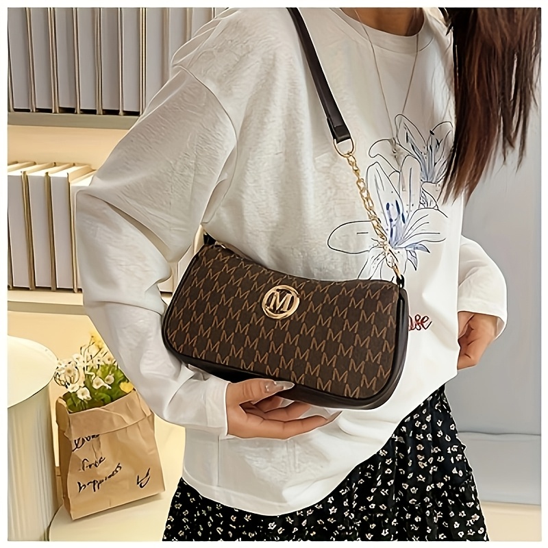 Women Bags Zip - フランス風レトロな女性用アンダーアームバッグ、レタープリント入りの新作、チェーン付き小型スクエアクロスボディバッグ、シングルショルダーハンドバッグ、女性に最適、mロゴ付き調節可能なクロスボディストラップ - ジップ開閉ショルダーバッグ、日常の通勤やカジュアルな外出に最適、ライトブラウン/ホワイト/ブラック、多機能ハンドバッグ、ファッショナブルなアクセサリー、スタイリッシュなハンドバッグ、エレガントな女性向けショッピングギフト、ショッピングや贈り物に最適。
